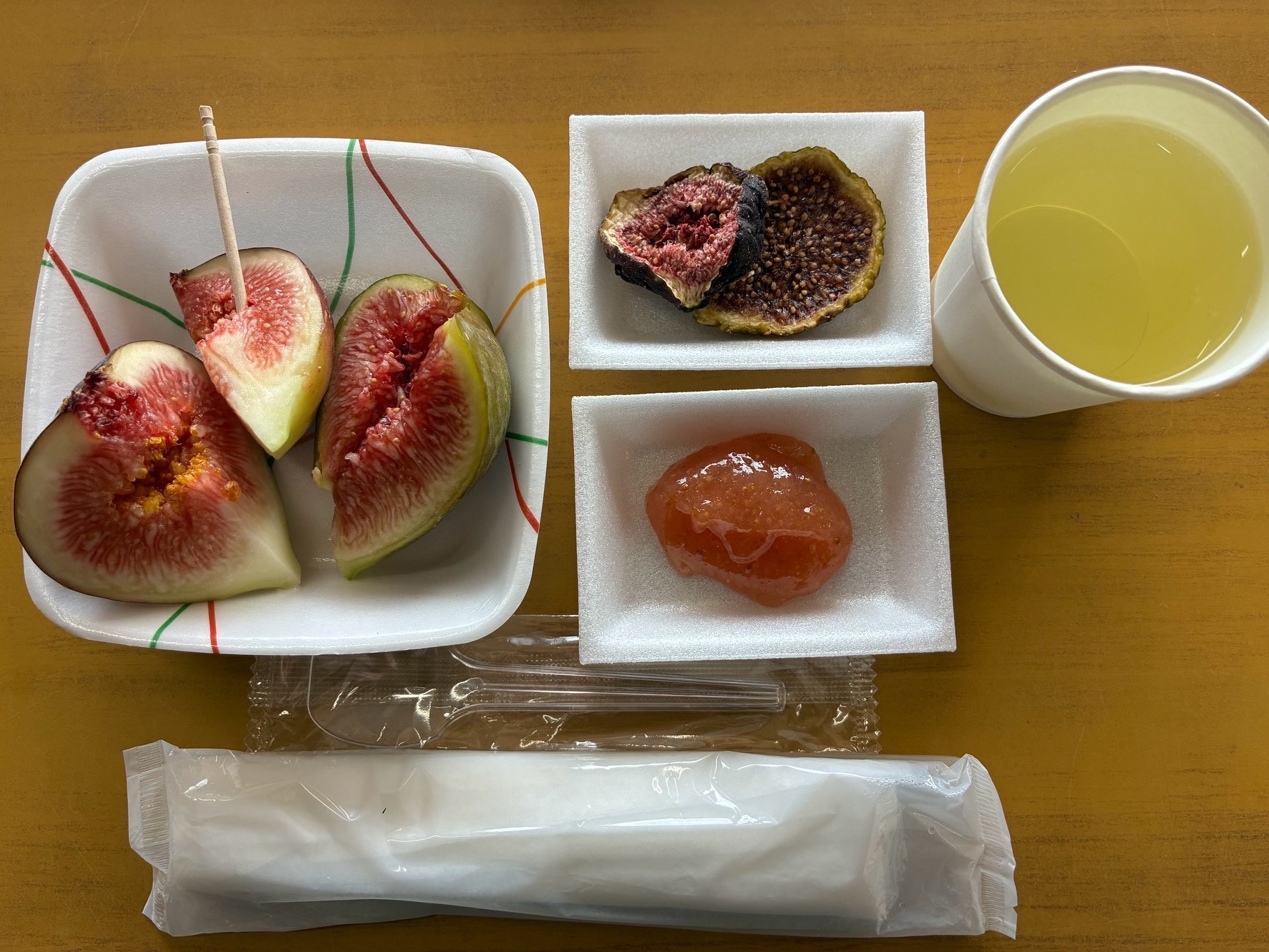収穫したいちじくの食べ比べとお茶